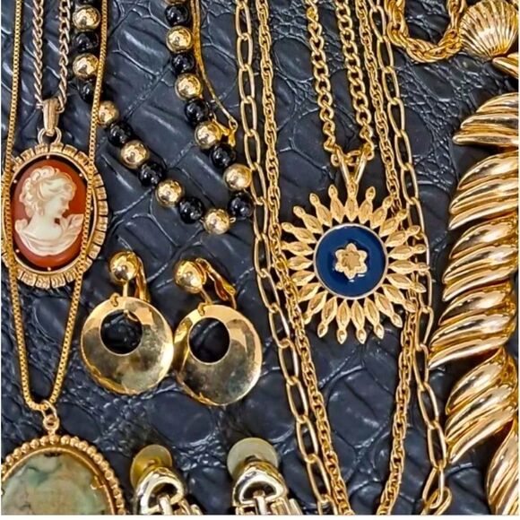 Huge 5 LB “POSH PERFECTLY” jewelry mystery box~ Gold & Silver jewelry - Picture 9 of 11